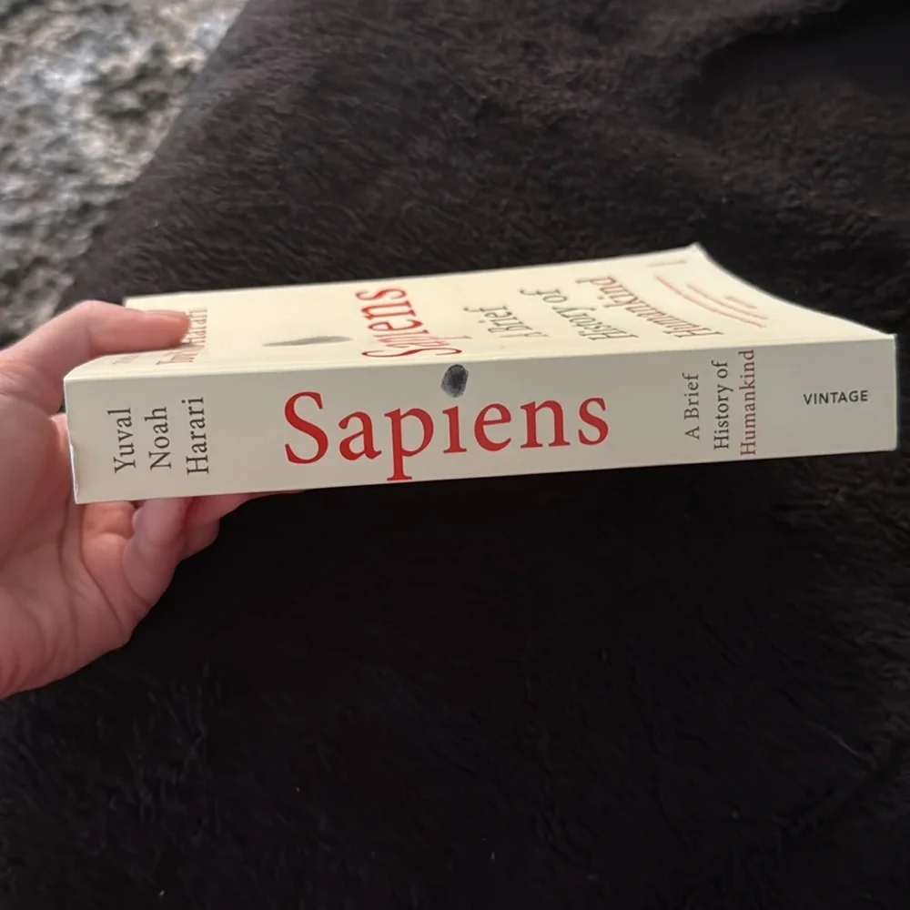 Sapiens A Brief History of Humankind by Yuval Noah Harari Book - Picture 2 of 3